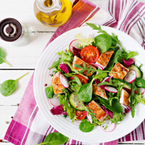 spinach salad with grilled chicken 