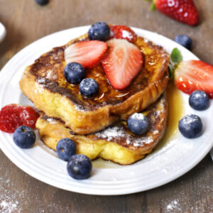 French toast with berries