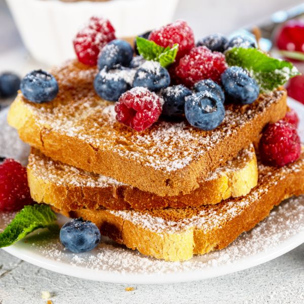 French toast with berries